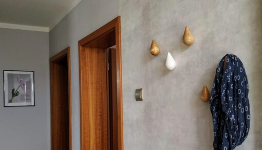 drevený vešiak na stenu v tvare kvapky