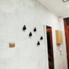 drevený vešiak na stenu v tvare kvapky